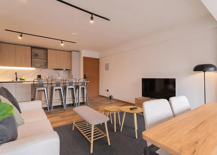Unwind And Refresh In A Spacious 2-Bedroom For 4