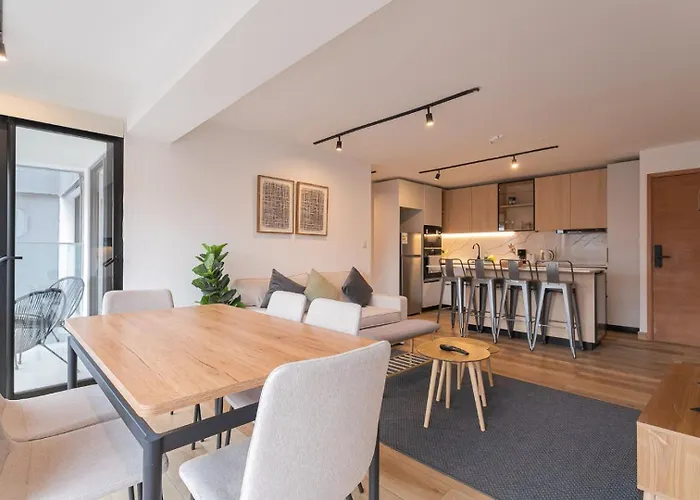 Unwind And Refresh In A Spacious 2-Bedroom For 4