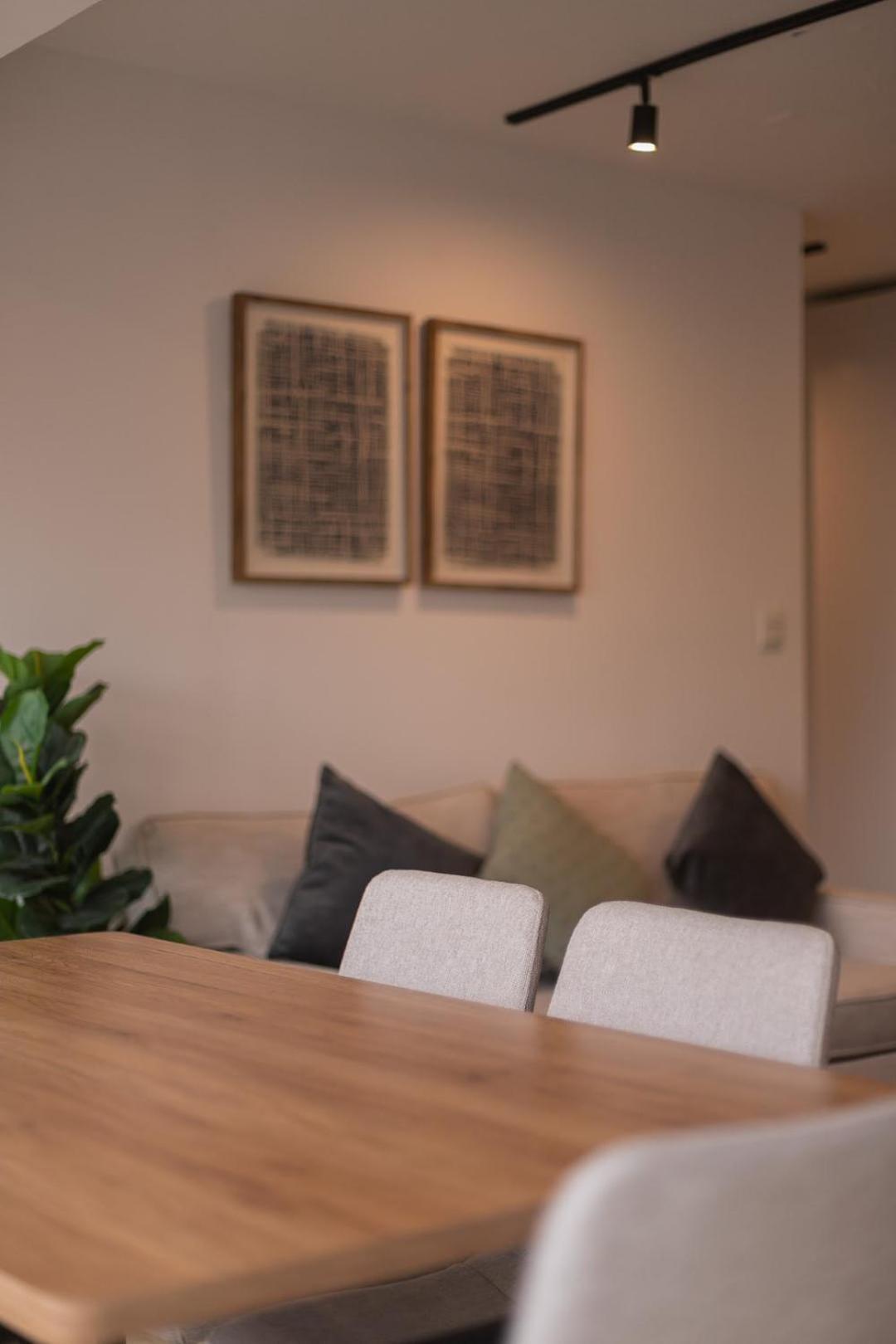 Unwind And Refresh In A Spacious 2-bedroom For 4 Apartamento